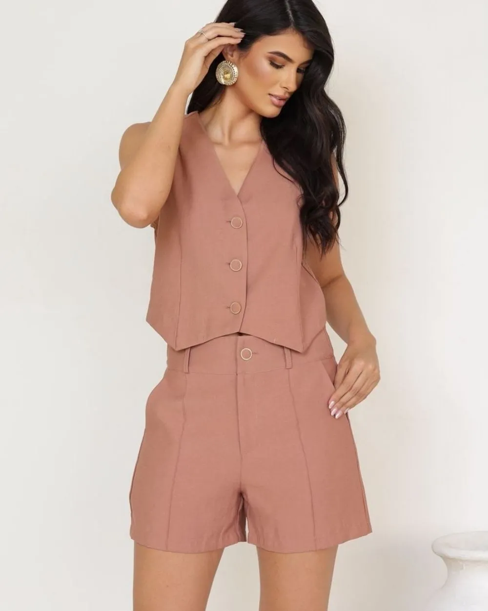 Conjunto Colete e Short com Botão Encapado Dourado